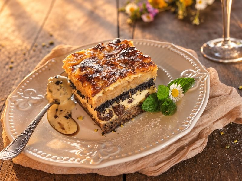Međimurska gibanica served on a wooden table